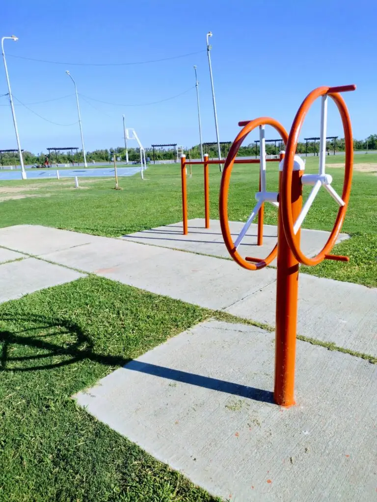 máquina para hombros y brazos tipo volantes giratorios en polideportivo