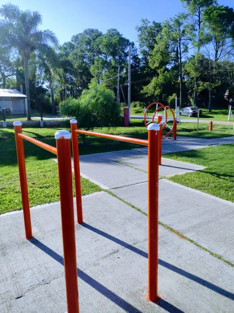 barra paralela para hacer pectorales y otros ejercicios en plaza pública