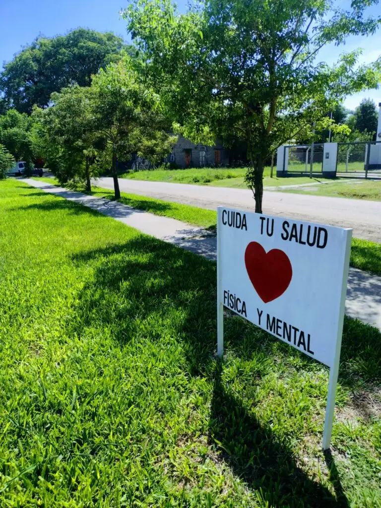 cartel que dice cuida tu salud física y mental en plazoleta con circuito aeróbico