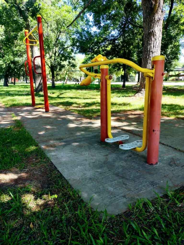 máquina para hacer ejercicios de piernas en plaza pública